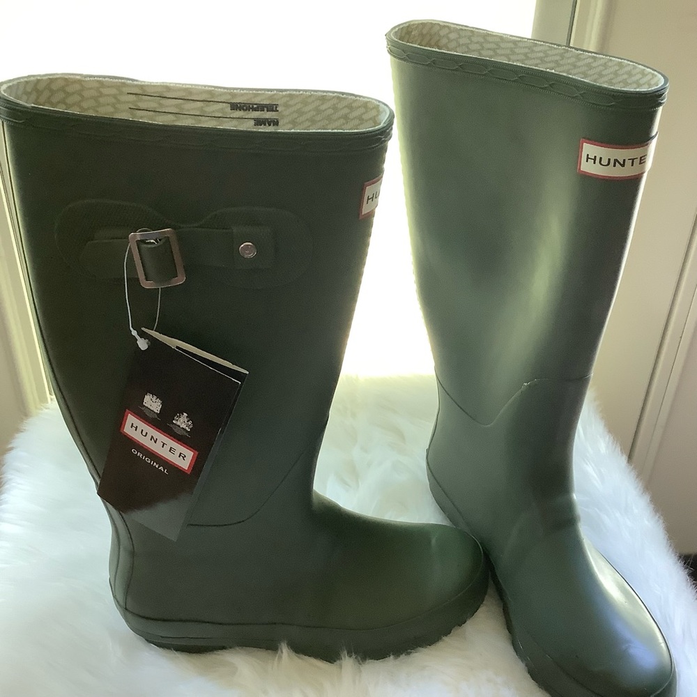 NWT Hunter tall rain boots, hunter green color, women’s size 6.
